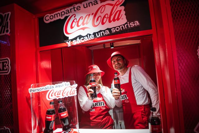 Coca-Cola relanza “Comparte una Coca-Cola” con una experiencia más personal y cercana a la Gen Z