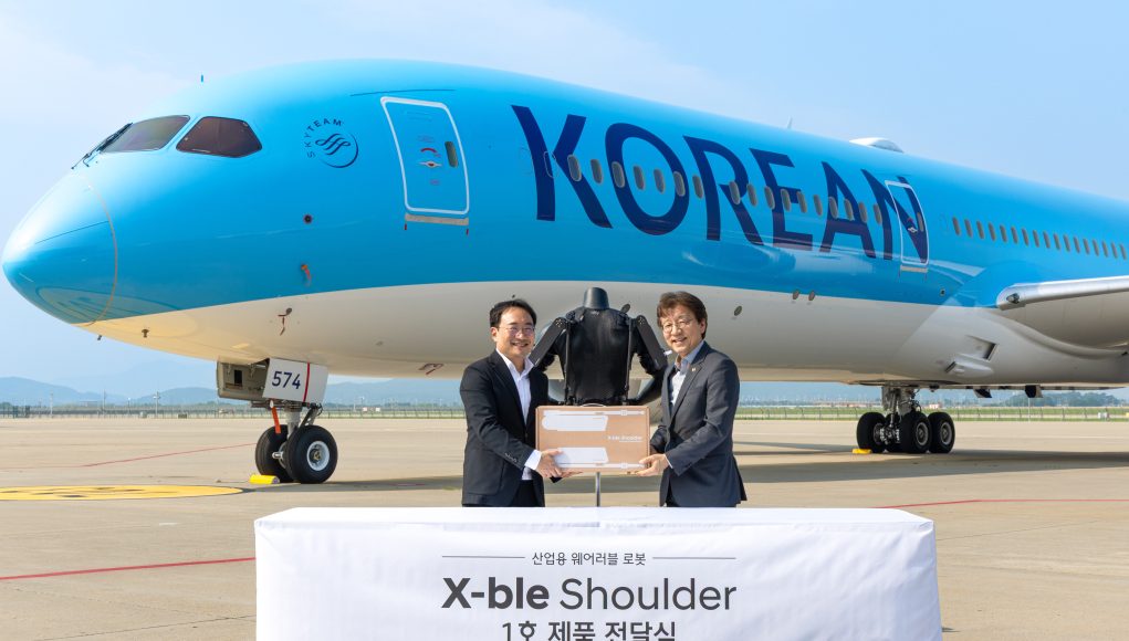 Hyundai Motor y el Robotics LAB de Kia entregan el primer robot portátil de hombro 'X-ble Shoulder' a Korean Air