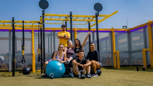 Sky Experience: Smart Fit llevará el cycling a nuevas alturas desde el helipuerto de la Torre Colpatria