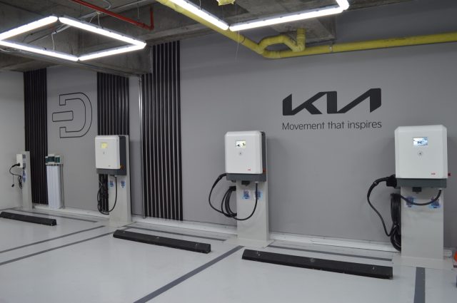 Kia Colombia inaugura nuevos puntos de recarga para vehículos eléctricos en City U de la Universidad de los Andes