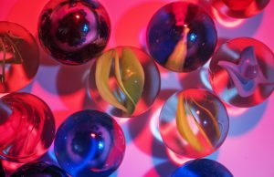 Héroes de los videojuegos en juegos tradicionales colombianos: un puente entre culturas y generaciones