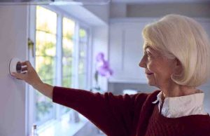 Tecnología que Cuida: Aliados Digitales para Proteger a los Adultos Mayores en Colombia