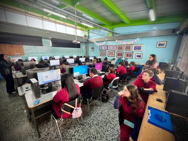 Tecnología que transforma aulas: Suba impulsa la educación con nueva dotación digital