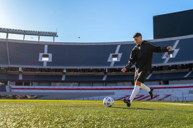 Airbnb y Gonzalo Montiel permitirán dormir en el estadio Mâs Monumental y patear penales junto al campeón del mundo