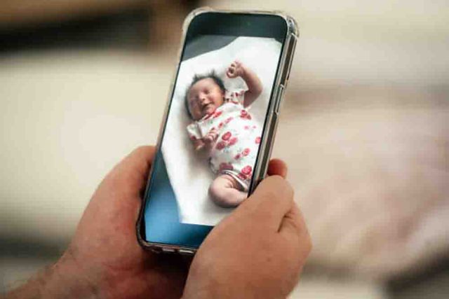 Tecnología que cuida a mamá: la nueva tendencia en hogares inteligentes en Colombia