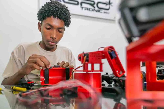 Superada meta de formación en talento digital del Gobierno Petro: 1.020.181 personas capacitadas en habilidades tecnológicas