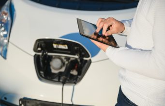 Vehículos eléctricos en Colombia: por qué el mantenimiento inteligente será clave en su adopción masiva