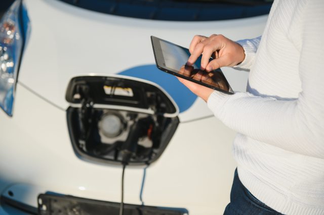 Vehículos eléctricos en Colombia: por qué el mantenimiento inteligente será clave en su adopción masiva
