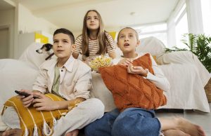 Roku recomienda películas y series para disfrutar en familia durante las vacaciones de mitad de año