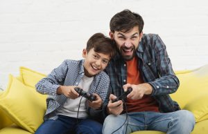 Los videojuegos también unen generaciones: cinco aventuras perfectas para celebrar con papá