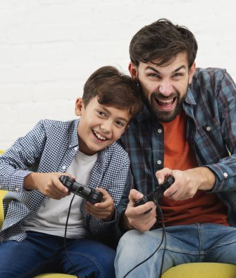 Los videojuegos también unen generaciones: cinco aventuras perfectas para celebrar con papá