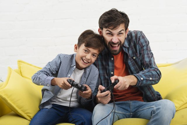 Los videojuegos también unen generaciones: cinco aventuras perfectas para celebrar con papá