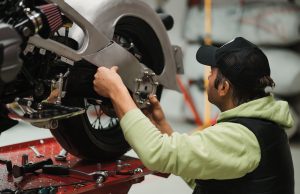 El mantenimiento de los carros en Colombia sigue subiendo: talleres elevan los costos por encima de la inflación