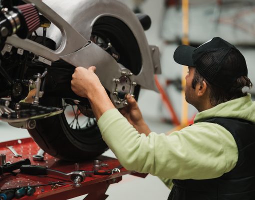 El mantenimiento de los carros en Colombia sigue subiendo: talleres elevan los costos por encima de la inflación