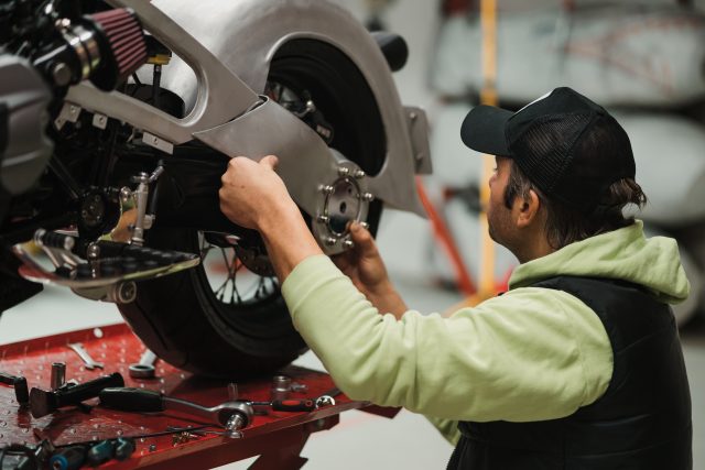 El mantenimiento de los carros en Colombia sigue subiendo: talleres elevan los costos por encima de la inflación