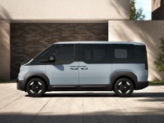El Kia PV5 Passenger es elegido como el mejor coche grande de 2026 por Autocar