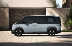 El Kia PV5 Passenger es elegido como el mejor coche grande de 2026 por Autocar