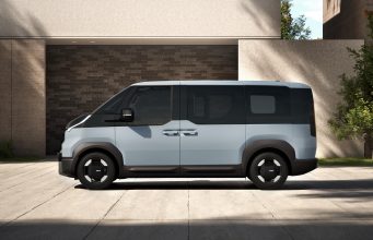 El Kia PV5 Passenger es elegido como el mejor coche grande de 2026 por Autocar