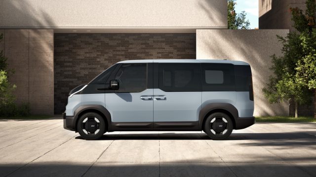 El Kia PV5 Passenger es elegido como el mejor coche grande de 2026 por Autocar