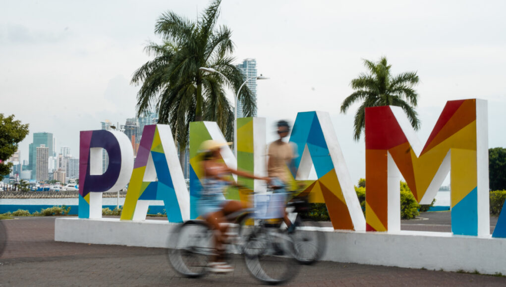Friends_riding_bicycles_near_Pacific_Lookout_at_Cinta_Costera_in_Panama_City_Panam__8939c23c-0105-42aa-a865-193e6f780170