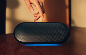 Harman Kardon presenta en Colombia el nuevo Luna 2, un parlante portátil que combina diseño, sonido e iluminación