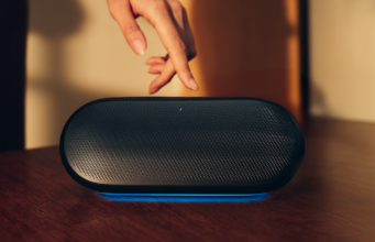 Harman Kardon presenta en Colombia el nuevo Luna 2, un parlante portátil que combina diseño, sonido e iluminación