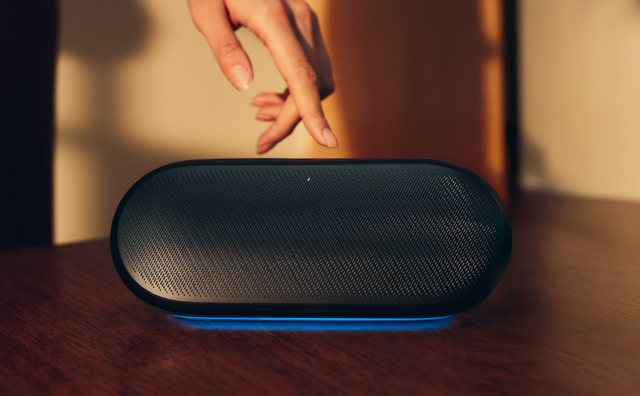 Harman Kardon presenta en Colombia el nuevo Luna 2, un parlante portátil que combina diseño, sonido e iluminación