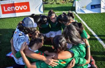 Antes de entrar en la cancha, dos jóvenes ya ganaron el partido de sus vidas