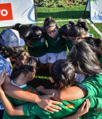Antes de entrar en la cancha, dos jóvenes ya ganaron el partido de sus vidas