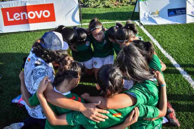 Antes de entrar en la cancha, dos jóvenes ya ganaron el partido de sus vidas