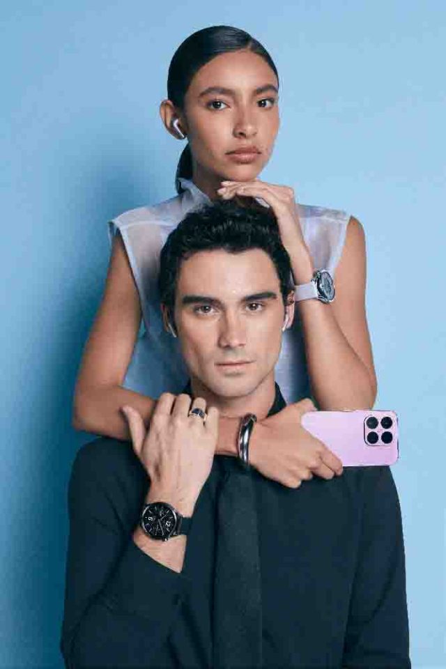 El accesorio que conquistó el estilo de 2026: el smartphone deja atrás al reloj y las gafas