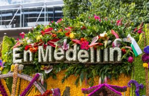 Medellín se prepara para la Feria de las Flores: cinco experiencias para descubrir la ciudad desde las alturas