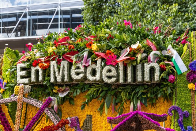 Medellín se prepara para la Feria de las Flores: cinco experiencias para descubrir la ciudad desde las alturas