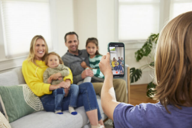 La huella digital de los niños comienza antes de tener su primer celular: 49% ya tiene presencia en internet antes de los 3 años