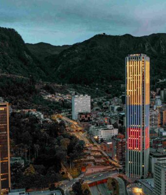 El mirador de la Torre Colpatria: cambiar la escala para comprender la historia, arquitectura e identidad de Bogotá