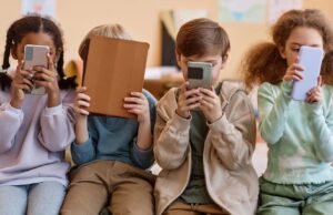 Restricción de celulares en colegios de Bogotá: la IBERO plantea que el reto pedagógico está en el «cómo» y no en la simple prohibición