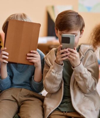 Restricción de celulares en colegios de Bogotá: la IBERO plantea que el reto pedagógico está en el «cómo» y no en la simple prohibición