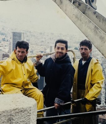 34 años suspendido sobre Bogotá: la vida de William Rojas entre los vidrios y la historia de la Torre Colpatria