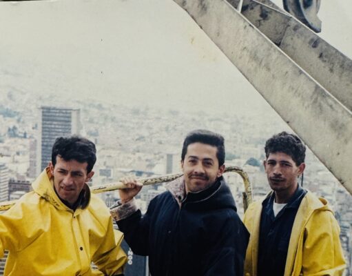 34 años suspendido sobre Bogotá: la vida de William Rojas entre los vidrios y la historia de la Torre Colpatria