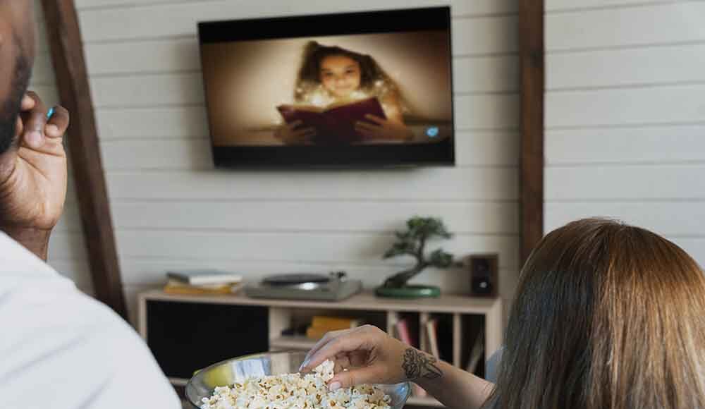 couple-having-some-popcorn-while-watching-movie