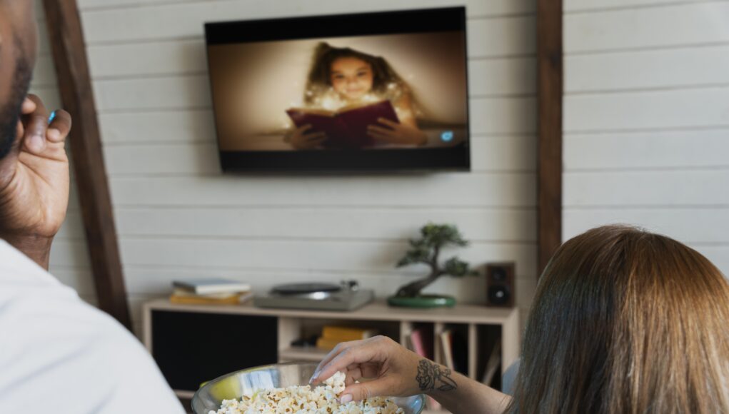 couple-having-some-popcorn-while-watching-movie